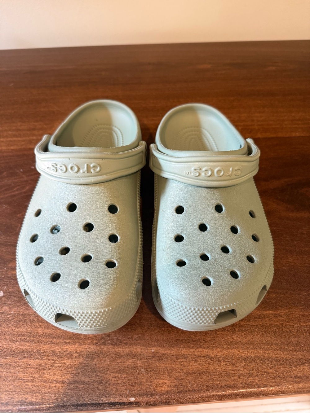 Men’s 7/Womens 9 Sage Crocs